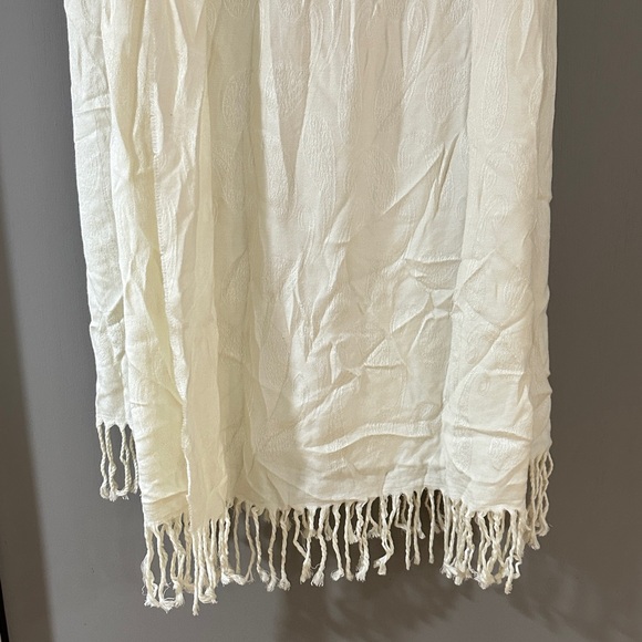 Made in Italy Ivory Textured XL Scarf with Fringe – Oversized Wrap - Picture 5 of 8